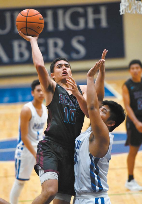 Sabers beat Bears in key game | News, Sports, Jobs - Maui News